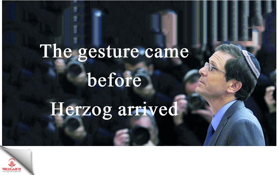 The gesture came before Herzog arrived