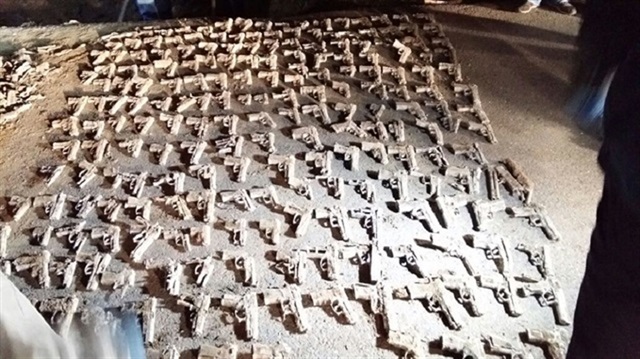 250 guns found buried in Istanbul
