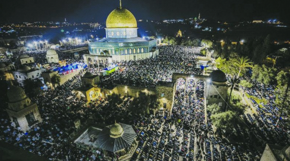 280,000 Muslims pray in Masjid al-Aqsa on the Night of Power