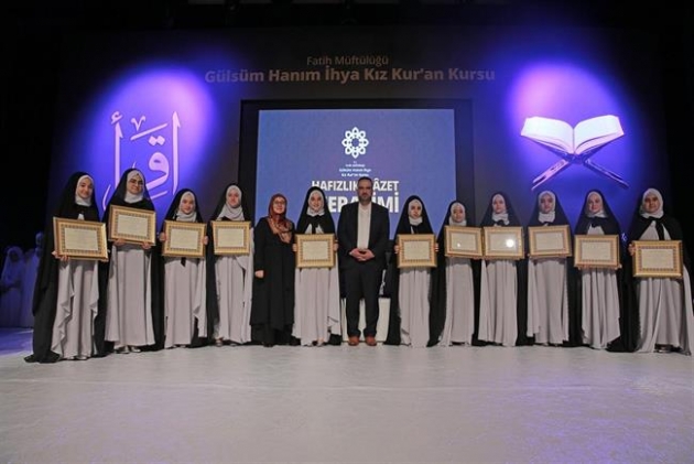 Students receive Hafiz ratification in Istanbul's Fatih
