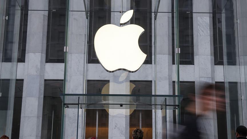 Apple closes with market value over $900 billion