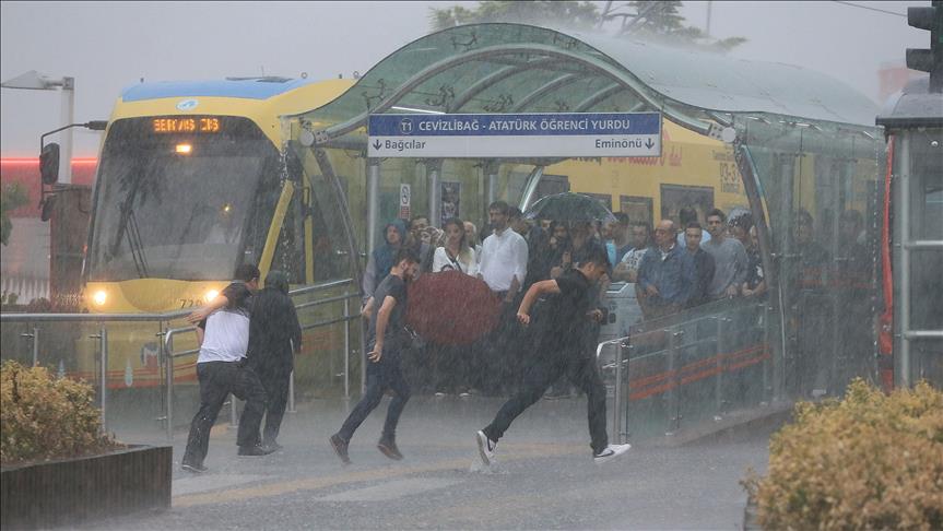 Booming thunderstorms drench Istanbul