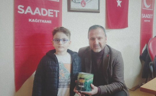 Buğra Efe donates his moneybox to earthquake victims