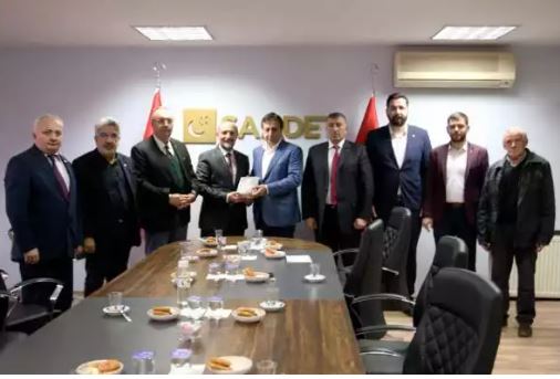 Bursa ex-governor İzzettin Küçük pays a visit to the Saadet Party