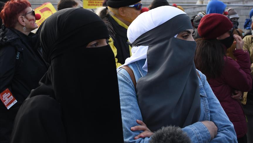 Canada: Quebec law orders removal of niqab, burka