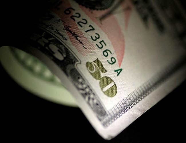 Dollar rises to 3.9 against lira amid concerns