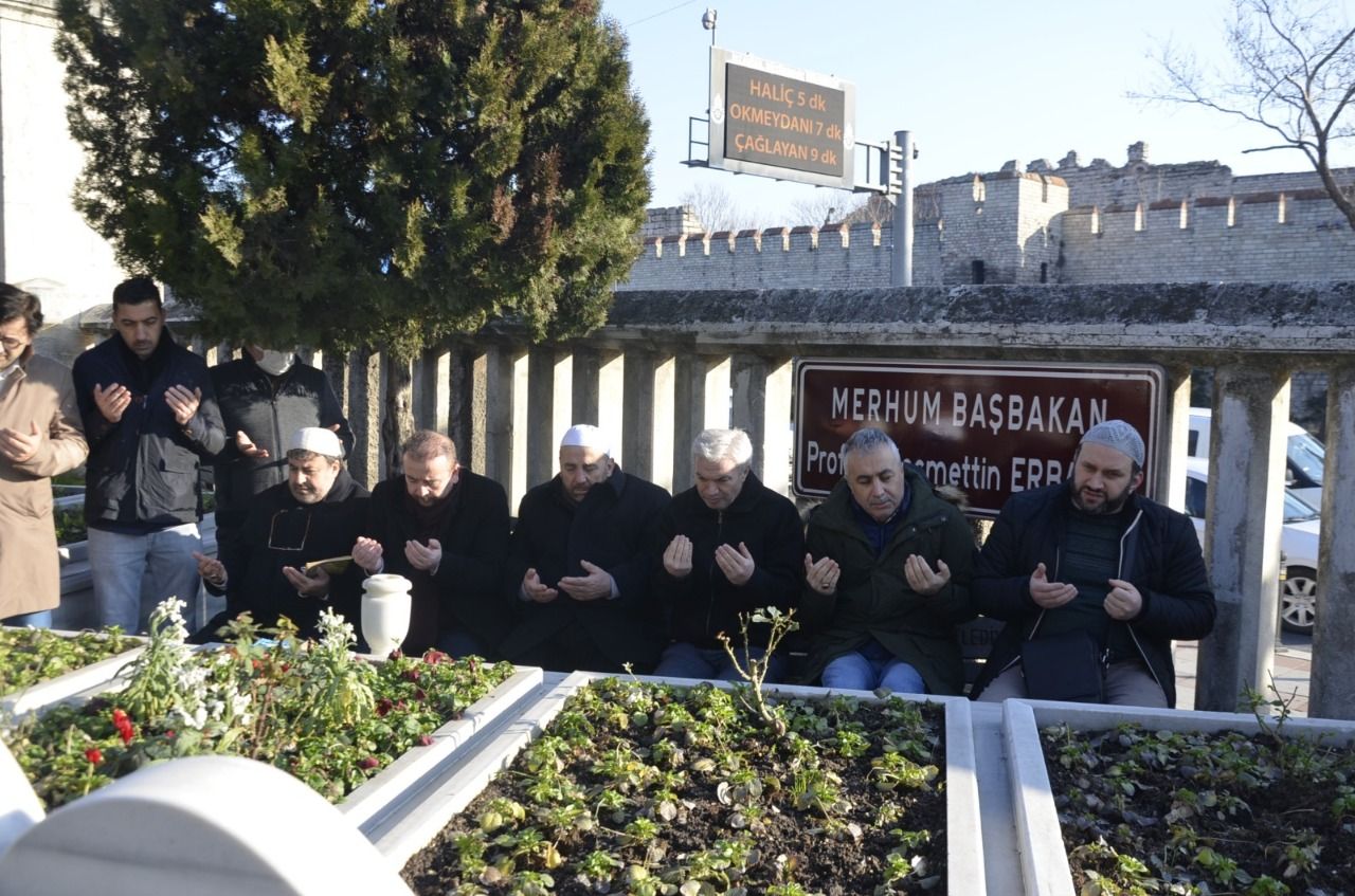 Erbakan Hodja is commemorated at the family cemetery by Milli Gazete staff