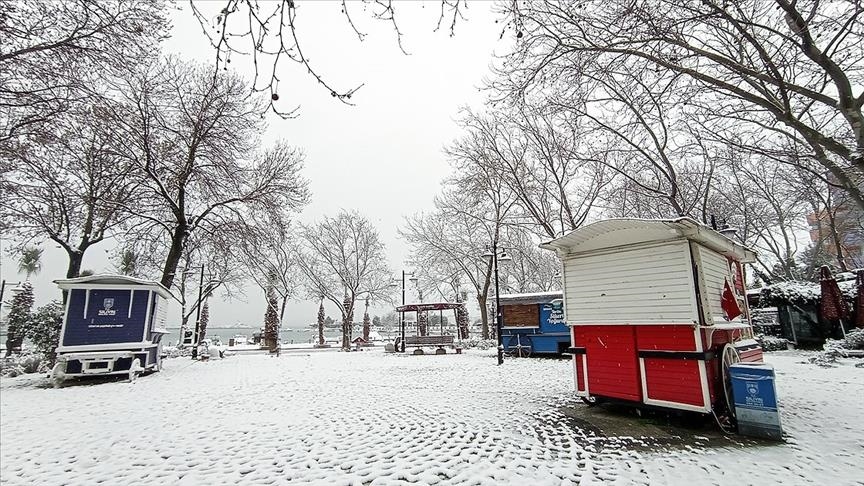Expected snow postpones school re-opening in Istanbul