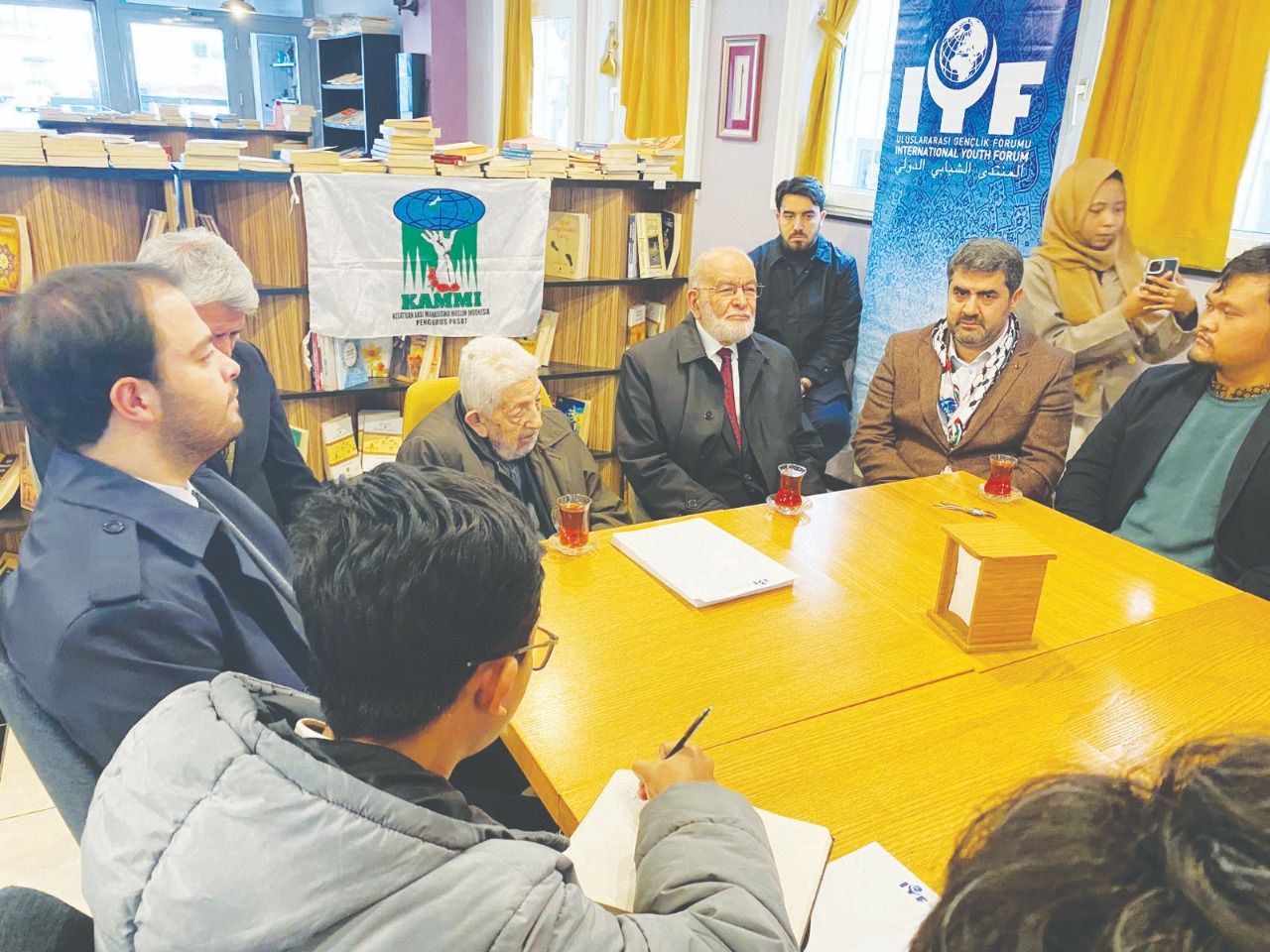 Guest students listen to Milli Görüş Movement from Karamollaoğlu and Kutan