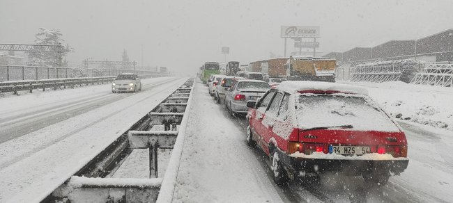 Heavy snowfall stops transportation in Istanbul