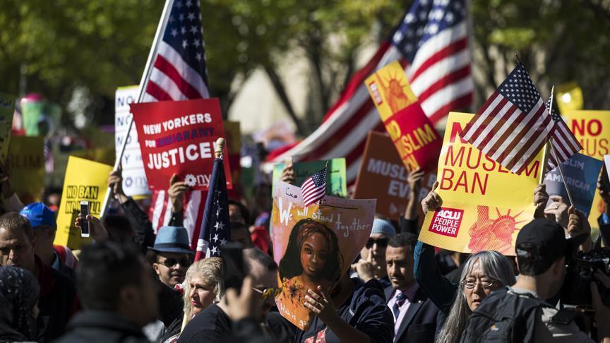 Hundreds protest against US Muslim travel ban