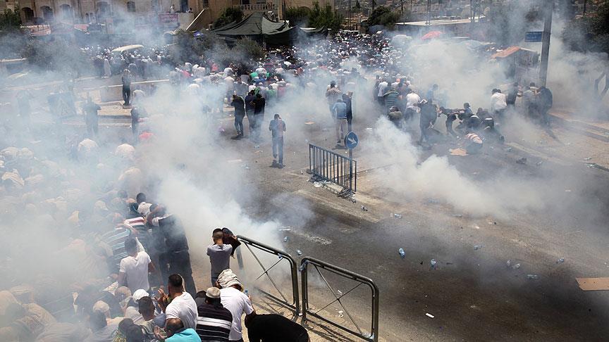 Israeli police attack Palestinian worshippers near Al-Aqsa