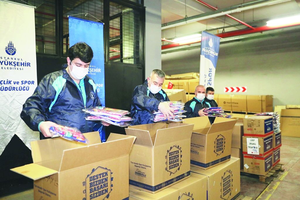 Istanbul Municipality distributes study aids to students