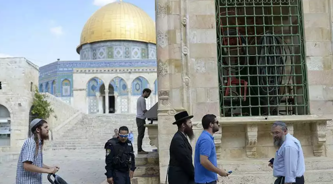 Jews raid Al-Aqsa again