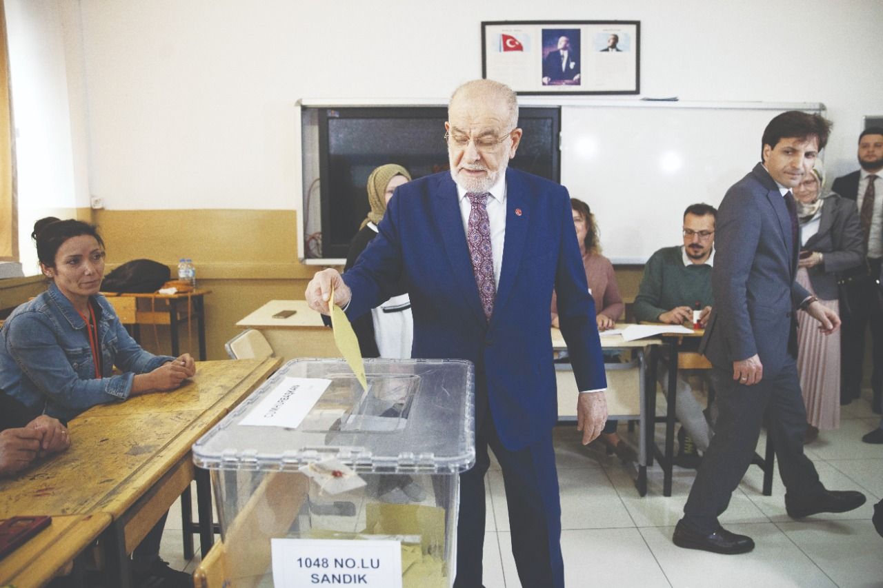 Karamollaoğlu and his wife cast vote at Çankaya High School