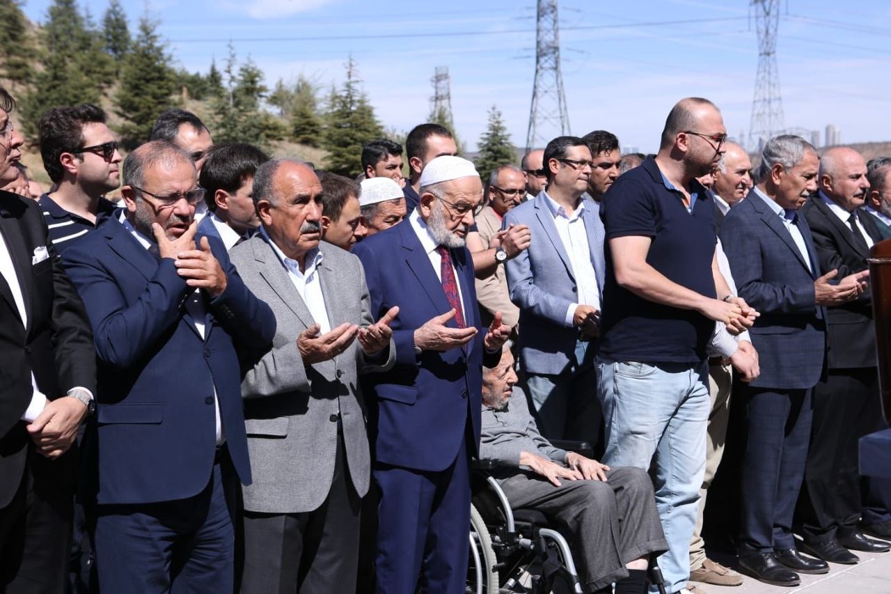 Karamollaoğlu attends Aslan Polat's funeral