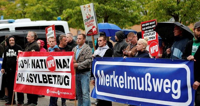 Merkels car pelted with tomatoes at eastern Germany campaign rally