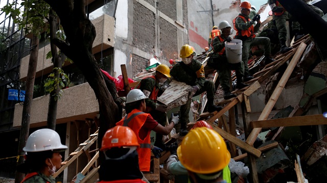 Mexico focuses search for quake survivors on 10 buildings; 273 dead
