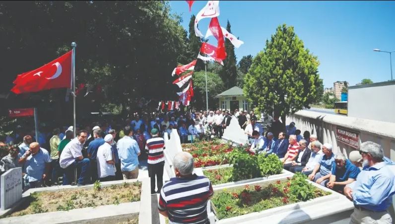 Milli Görüş members meet at the grave of Erbakan Hodja