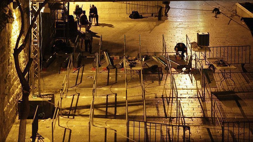 Occupier Israel removes iron guardrails at Al-Aqsa gates