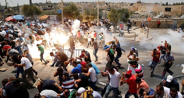 Occupier Israeli police clash with Palestinians in Jerusalem after Friday prayers
