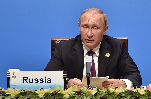 Only way to resolve crisis is through diplomacy, Putin tells Moon