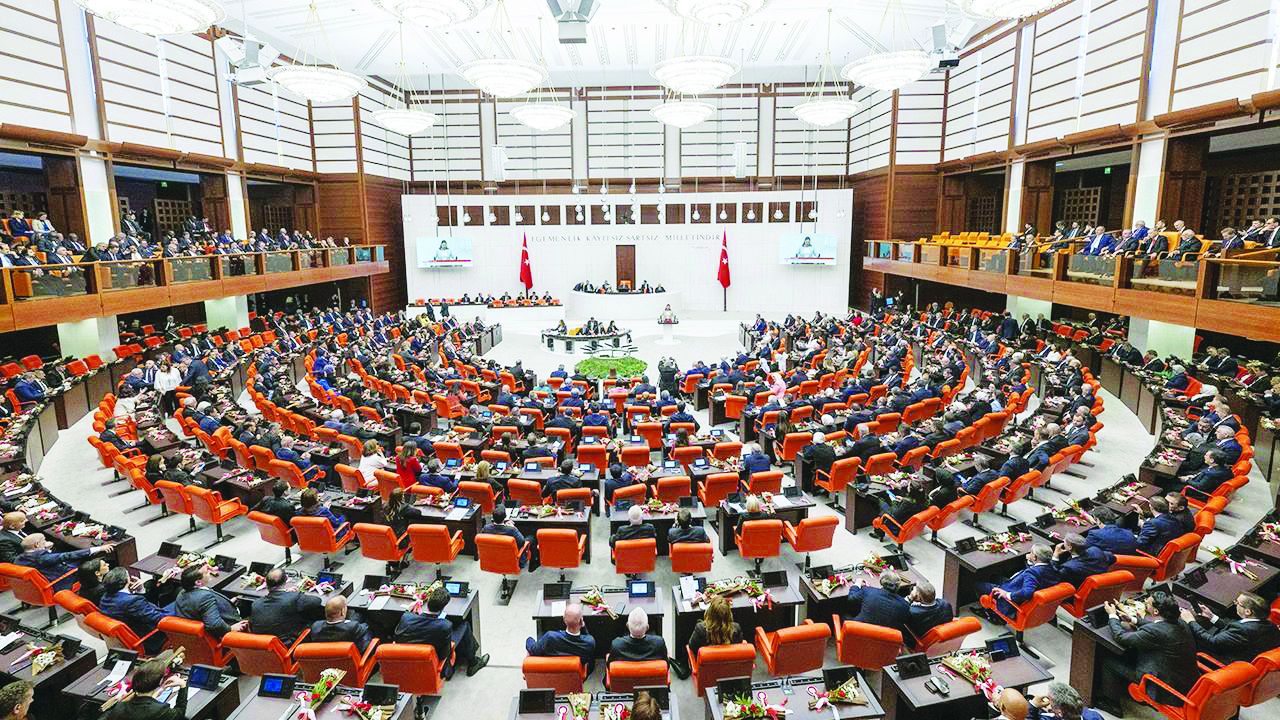 Private sector teachers to address the Parliament for base salary regulation