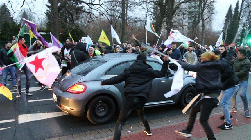 PYD/PKK supporters attack Turks car in German