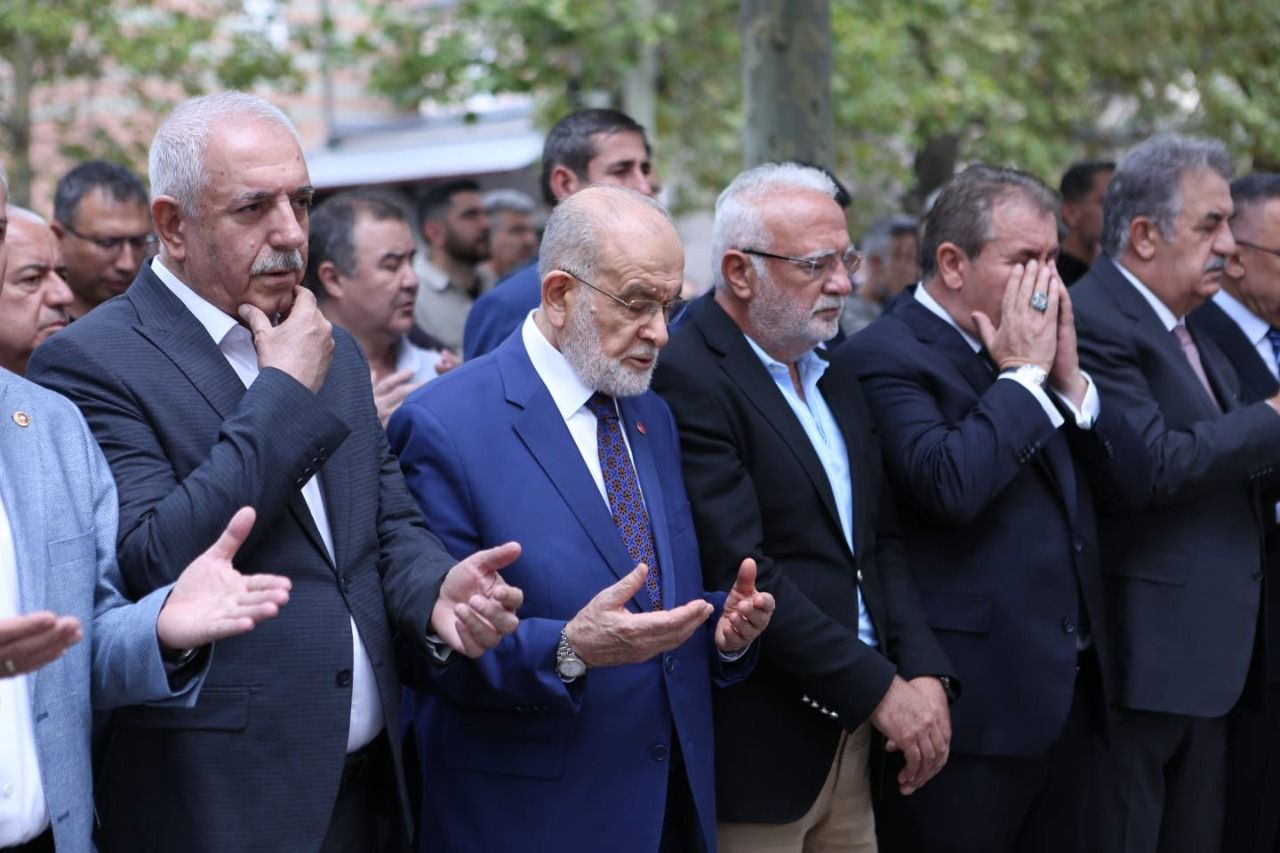 Saadet leader Temel Karamollaoğlu attends Tanrıverdi's funeral prayer