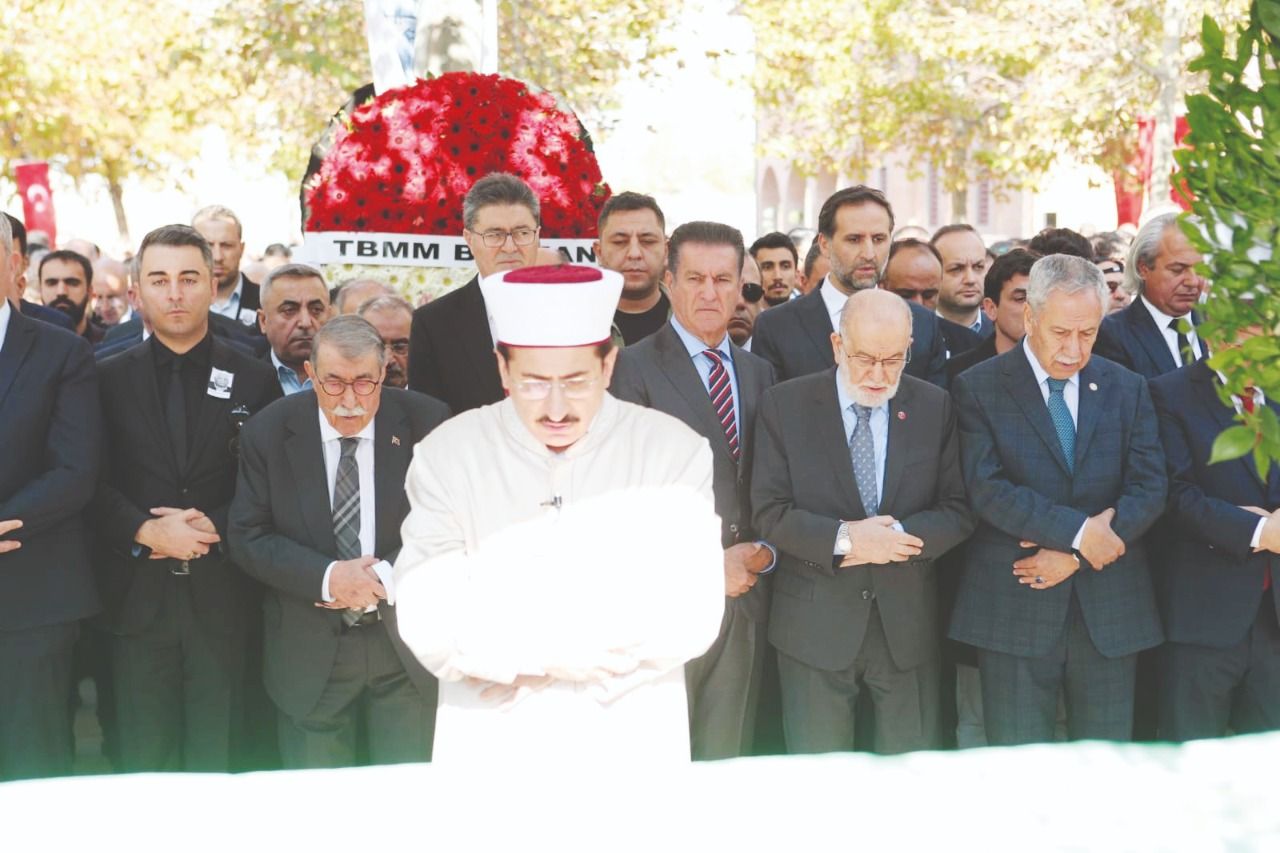 Saadet Party Chairman Karamollaoğlu attends Hilmi Babacan's funeral