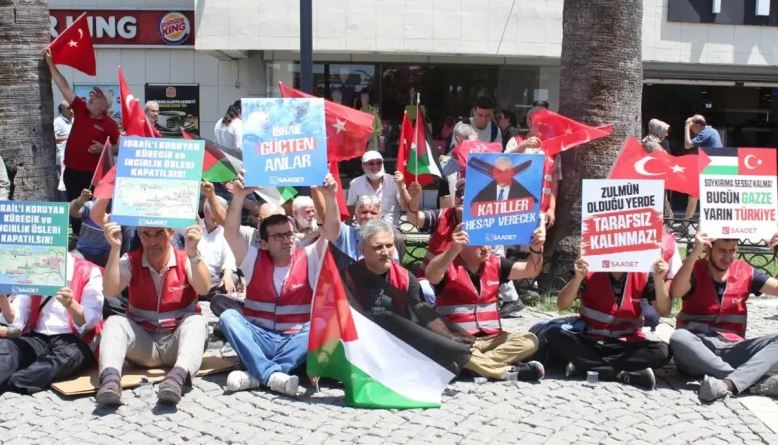 Saadet Party holds a sit-in protest for Gaza in Izmir