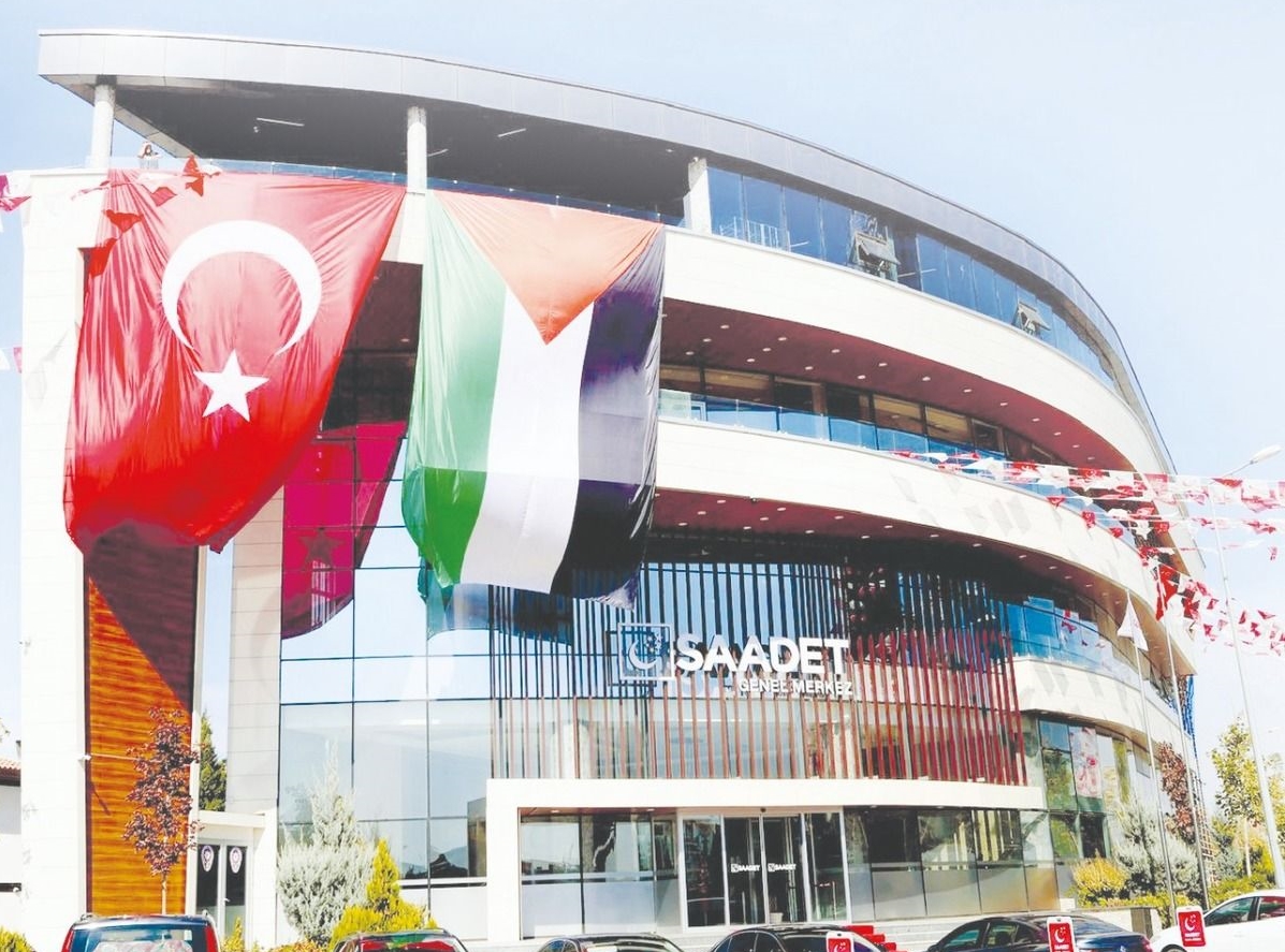 Saadet Party hung Palestinian and Turkish flags on Headquarters