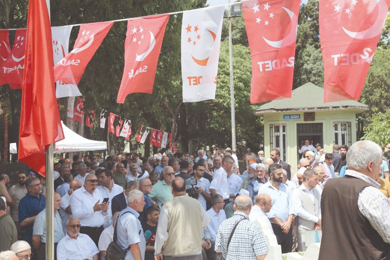 Saadet Party members exchange bairam greetings at Erbakan Hodja's grave
