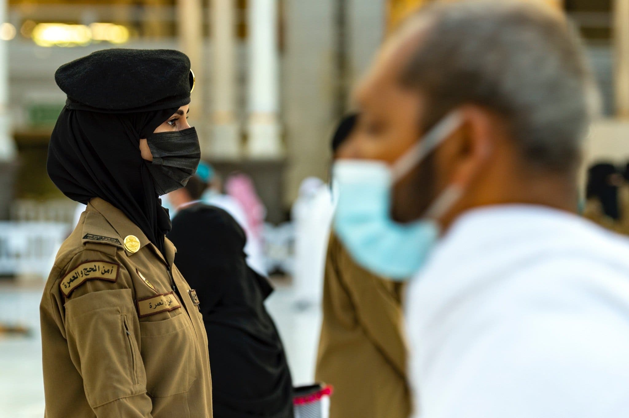 Saudi female police officer supervises Ramadan pilgrims in Mecca