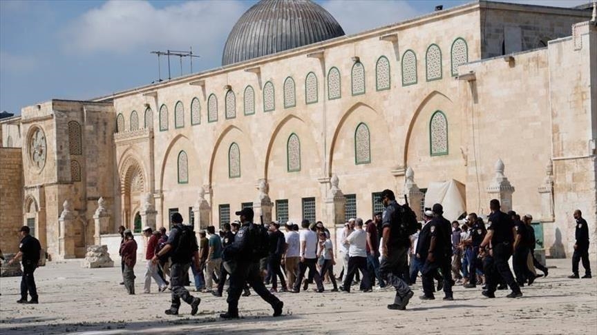 Scores of Zionist settlers break into Al-Aqsa