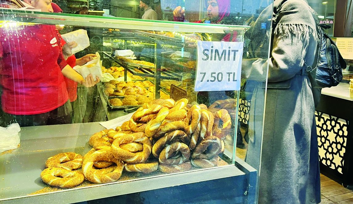 Simit and 7,5 lira side by side