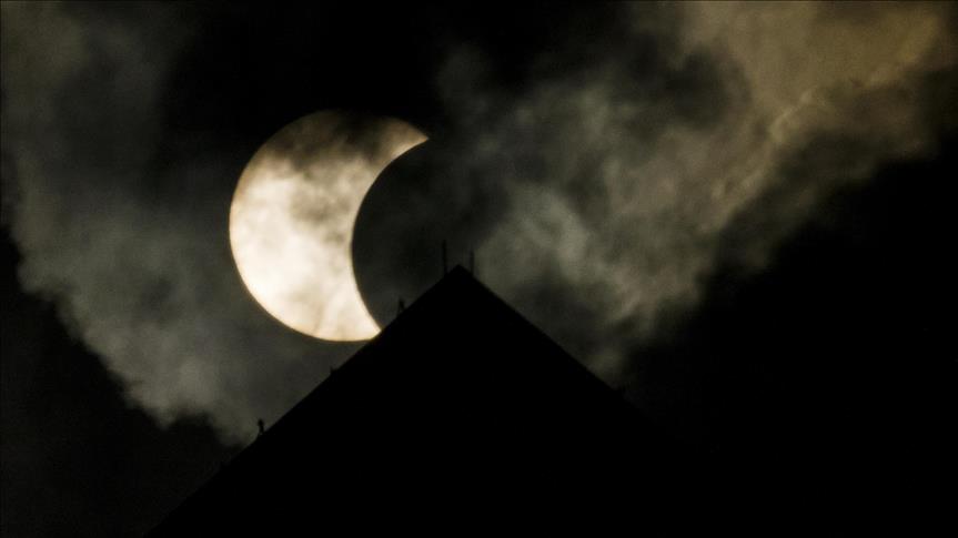 Solar eclipse turns day into night across US