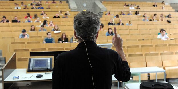 Students waiting for the teacher Council of Higher Education brings a timely solution