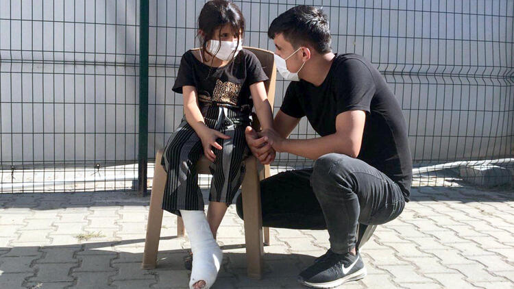 Syrian girl allegedly injured by Greek soldier at Turkish border