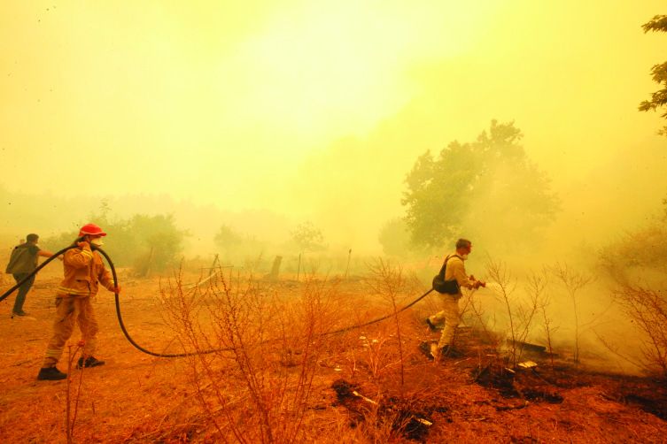 Teams cannot put out the fire in Türkiye's Çanakkale
