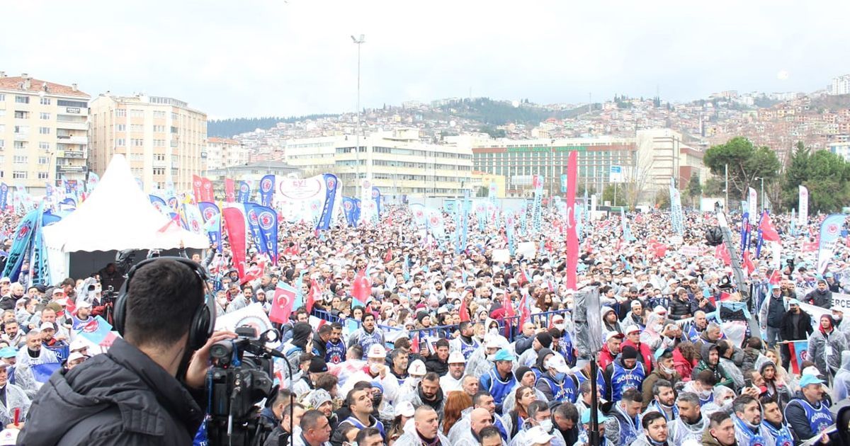 Tens of thousands of metal workers shout from Kocaeli Square...