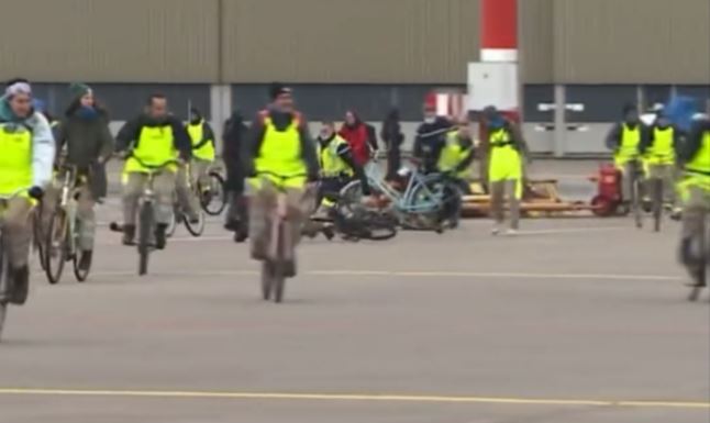The environmentalists take aim at rich people: Raided the airport by bicycles