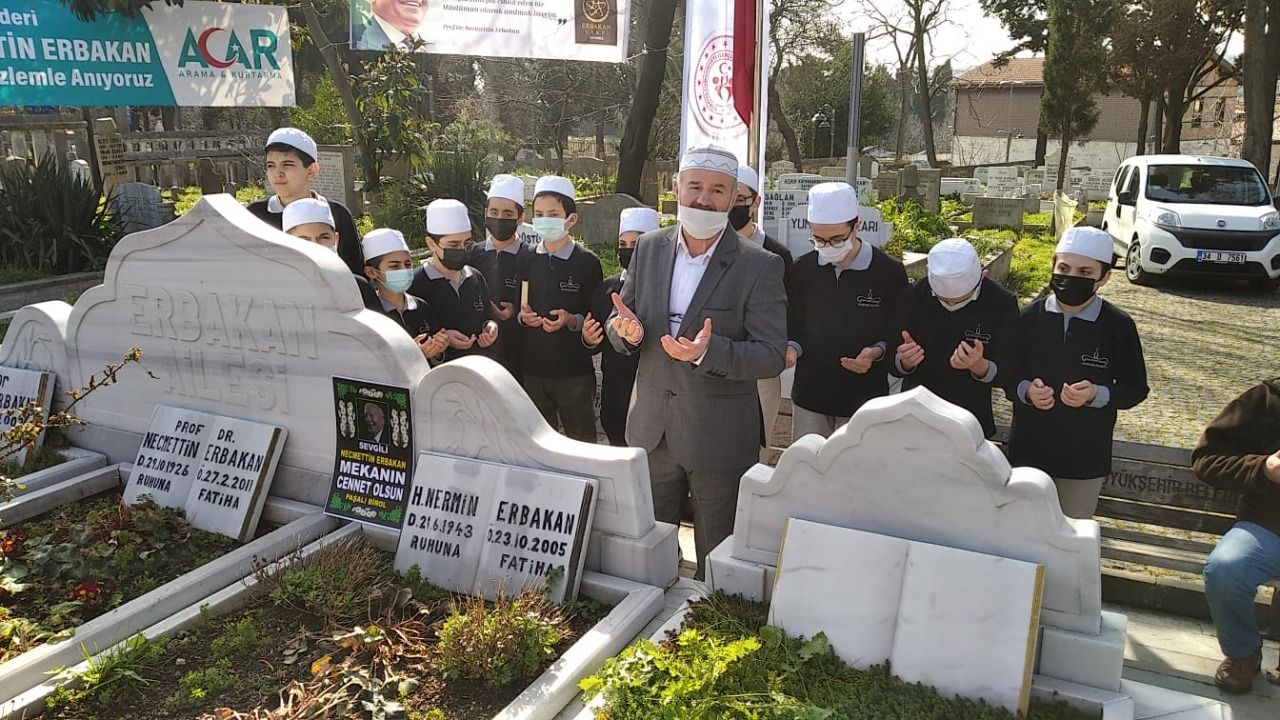 The influx of visitors to Erbakan's grave continues