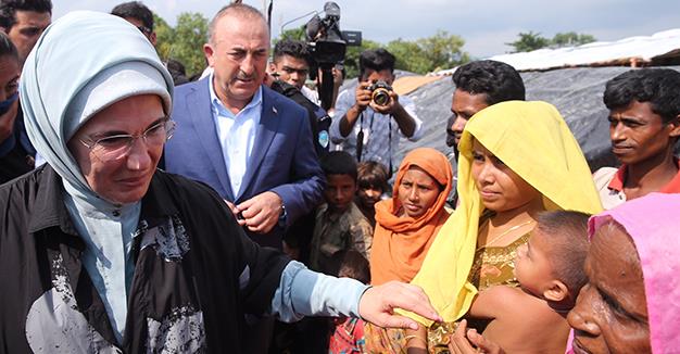 Turkish first lady, foreign minister visit Rohingya refugees in Bangladesh, distribute aid