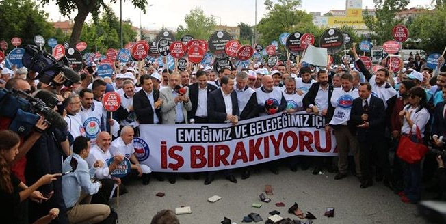Turkish workers to give their wallets to government in pay protest