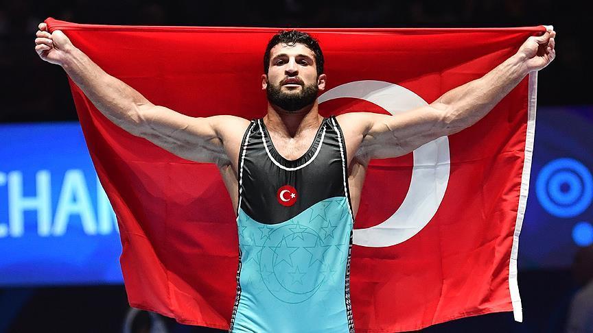 Turkish wrestler Metehan Basar wins gold at Paris 2017