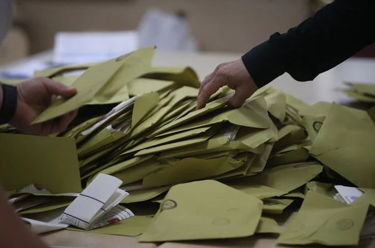 Vote count continues as margin remains tight in Türkiyes local elections
